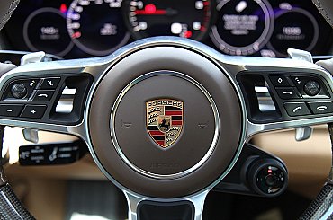 Porsche bude dále investovat do spalovacích motorů, zákazníci je chtějí