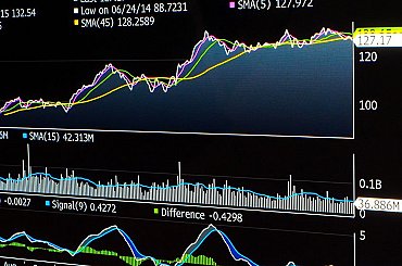 Ceny elektřiny padají, ČEZ ji na příští rok prodává o 30 eur levněji než letos. Pokles se odráží ve výsledcích skupiny