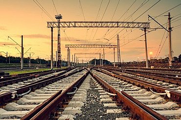 Rusko útočilo na železniční infrastrukturu, Ukrajina na rafinérie
