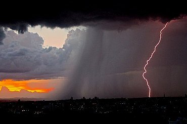 Evropu zasáhla nová hrozba. Ohnivá tornáda mění požáry v nevyzpytatelné peklo