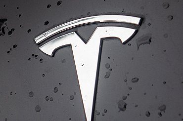 Tesla odhalila vlastný autonómny taxík. Je ako AI spoločnosť podhodnotená?