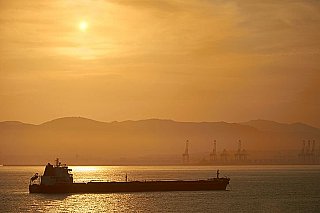 Ruské tankery ze stínové flotily znečišťují evropské vody navzdory sankcím